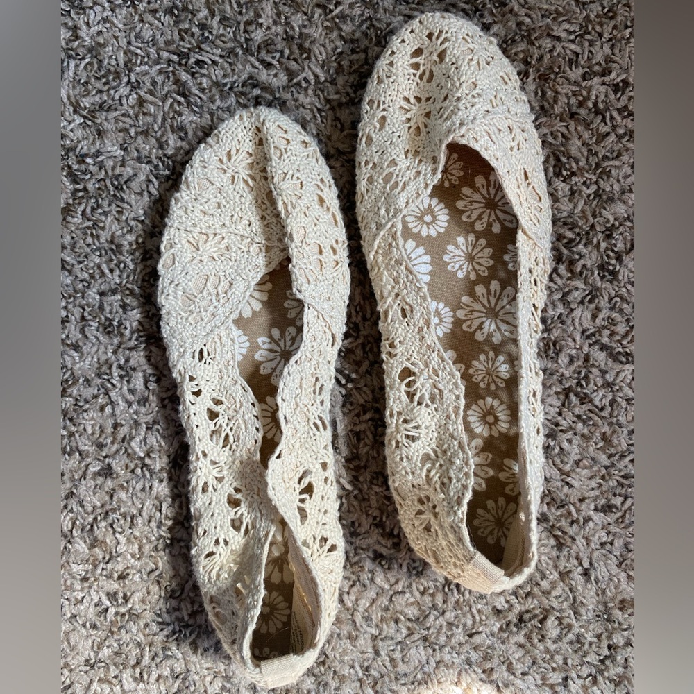 Women's floral daisy lace flats in great condition.
Beige/tan/white, size 6.5